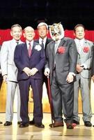 　ＷＷＥ殿堂入りを祝う会（左から２人目）＝２０１９年８月