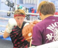 　ミット打ちを行う井上尚弥（左）＝大橋ジム提供