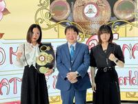 　６月２６日の世界タイトル戦が決まった黒木優子（左）と鈴木なな子。中央は大橋ジムの大橋秀行会長