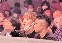 　リングサイド最前列で幼なじみの山口聖矢の勝利を見届け、歓喜する井上尚弥（中央）と拓真。左は大橋ジムの大橋秀行会長