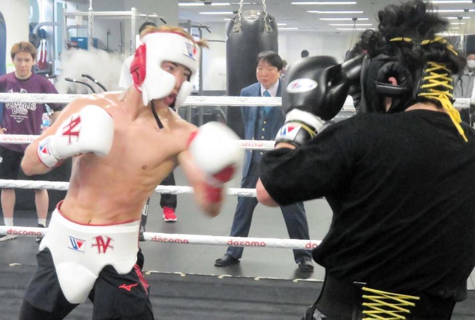 　スパーリングを行う井上尚弥（左）と熱視線を送る大橋秀行会長（中央）＝大橋ジム提供
