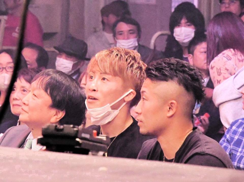 　リングサイド最前列で幼なじみの山口聖矢の勝利を見届け、歓喜する井上尚弥（中央）と拓真。左は大橋ジムの大橋秀行会長