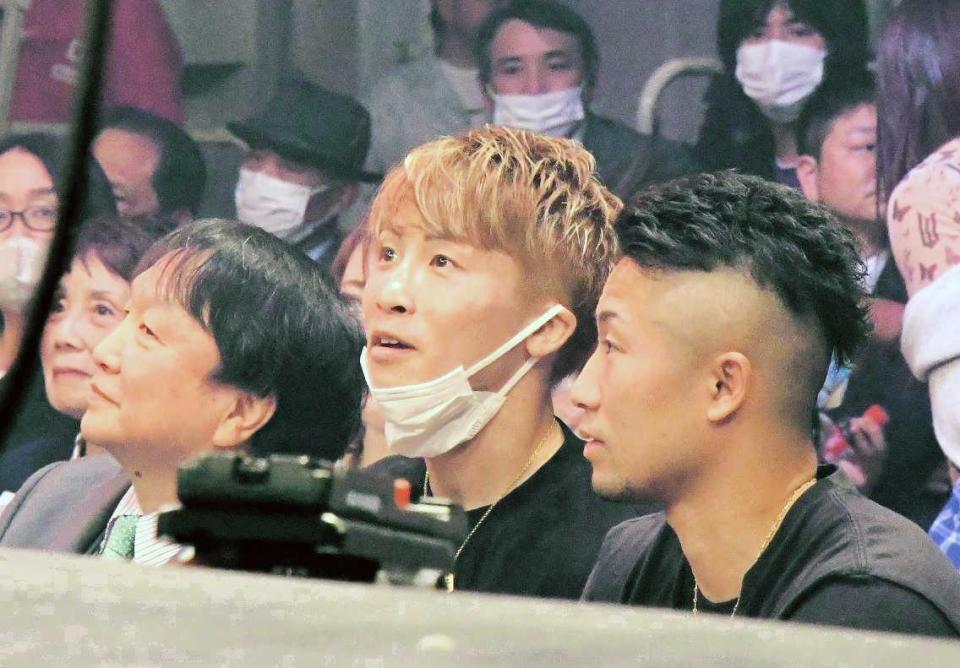 　リングサイド最前列で幼なじみの山口聖矢の勝利を見届け、歓喜する井上尚弥（中央）と拓真。左は大橋ジムの大橋秀行会長