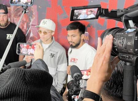 　渡米し、５月４日に対戦するカルデナス（右）と初対面した井上尚弥＝大橋ジム提供