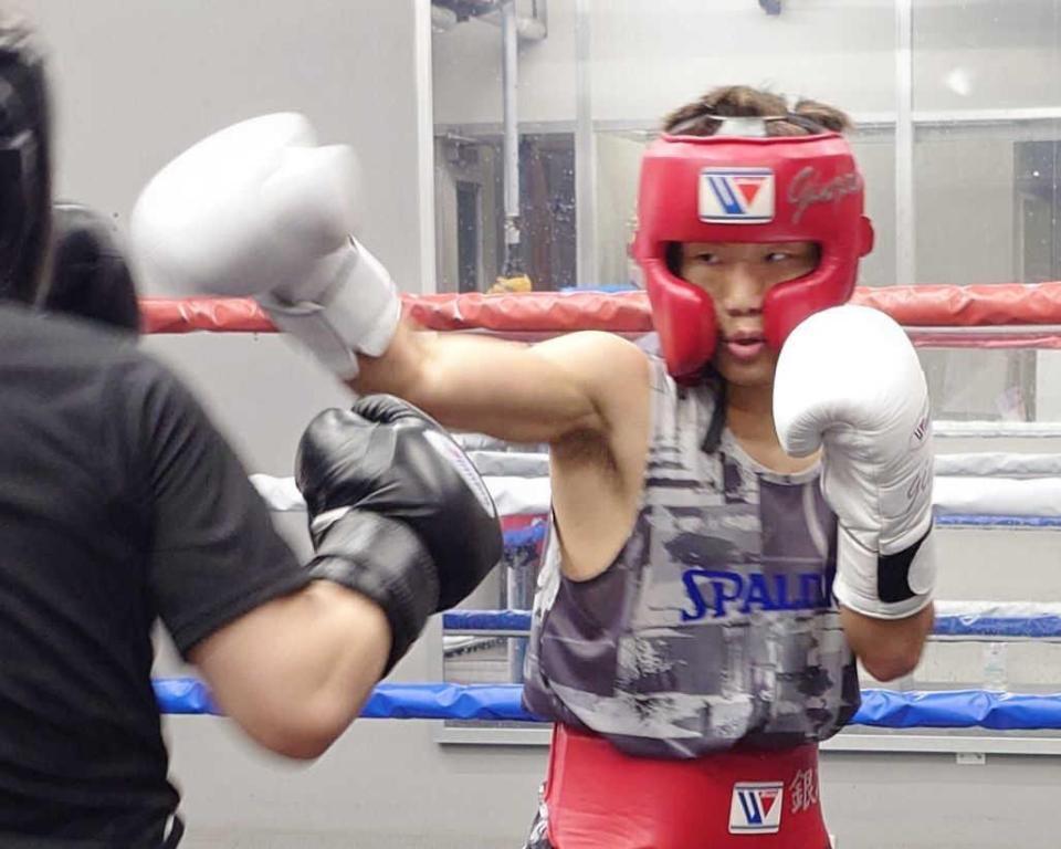 　スパーリングする重岡銀次朗