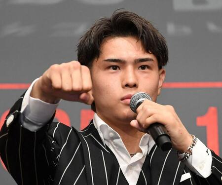 　「待ってろ！世界」と拳を突き出す佐々木尽（撮影・佐藤厚）