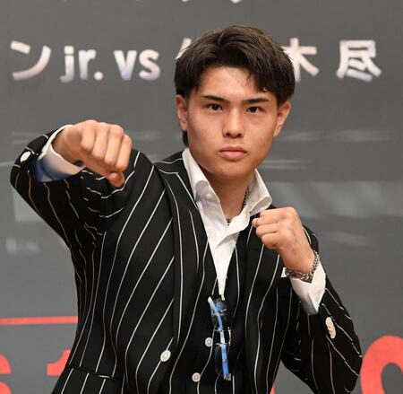 　「待ってろ！世界」と拳を突き出す佐々木尽（撮影・佐藤厚）