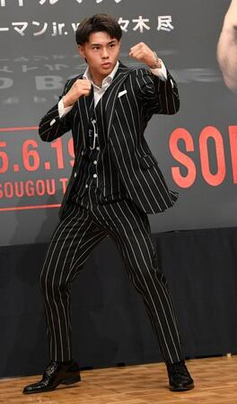 　「待ってろ！世界」と拳を突き出す佐々木尽（撮影・佐藤厚）