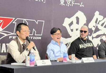 　５月４日にヘビー級のカリミアン（右）との規格外マッチが決まった皇治（左）。会見で自ら丸刈りにした