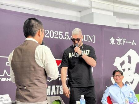 　会見で公開丸刈りとなった皇治（左）とにらみ合うカリミアン（中央）