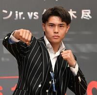 　「待ってろ！世界」と拳を突き出す佐々木尽（撮影・佐藤厚）