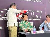 　会見で公開丸刈りとなった皇治