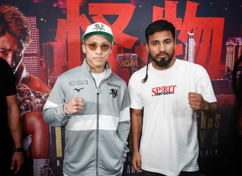 　公開練習で挑戦者のカルデナス（右）とポーズをとる井上尚弥（Ｍｉｋｅｙ　Ｗｉｌｌｉａｍｓ／Ｔｏｐ　Ｒａｎｋ提供・共同）