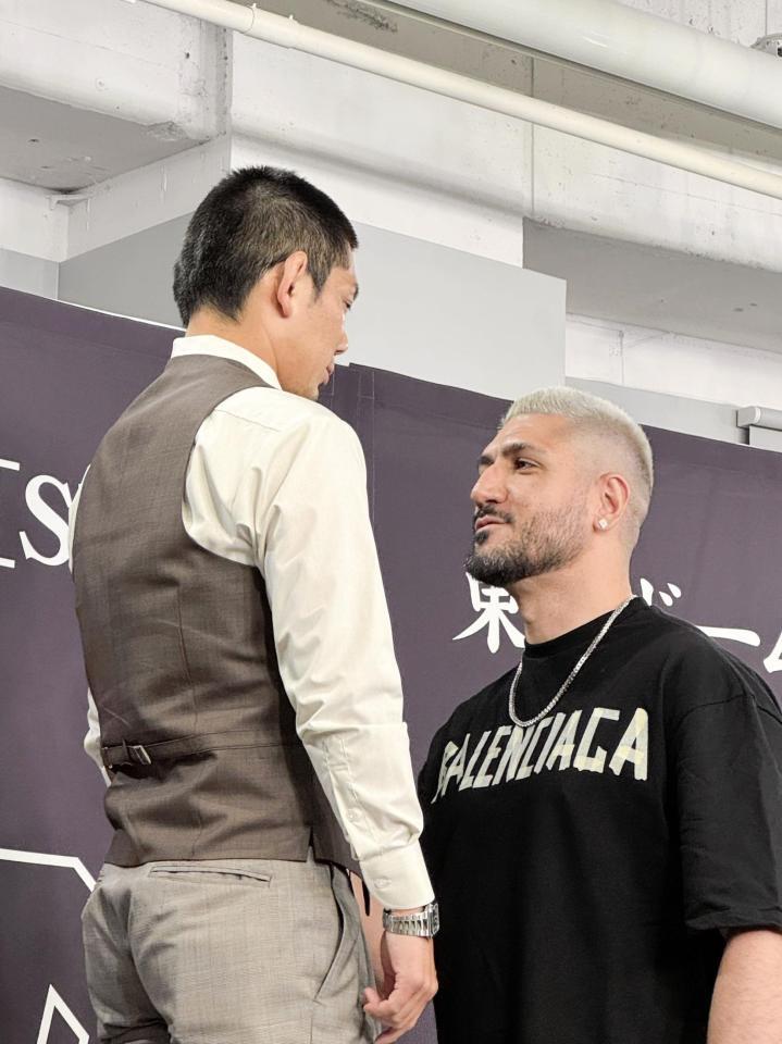 　椅子の上に立ってフェイスオフする皇治（左）とカリミアン