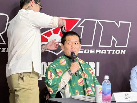 　会見で自ら丸刈りにした皇治