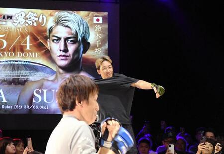 　５・４ＲＩＺＩＮ男祭りに向けた合同公開練習で、Ｔシャツを前後逆に着てしまい、照れ笑いする朝倉未来（中央奥）