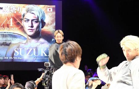 　５・４ＲＩＺＩＮ男祭りに向けた合同公開練習で、Ｔシャツを前後逆に着てしまい、照れ笑いする朝倉未来（中央）。手前右は鈴木千裕