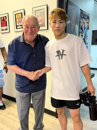 　トップランク社のボブ・アラムＣＥＯ（左）と再会した井上尚弥＝大橋ジム提供