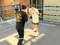 　米ラスベガスのトップランクジムで練習する井上尚弥（右）＝大橋ジム提供