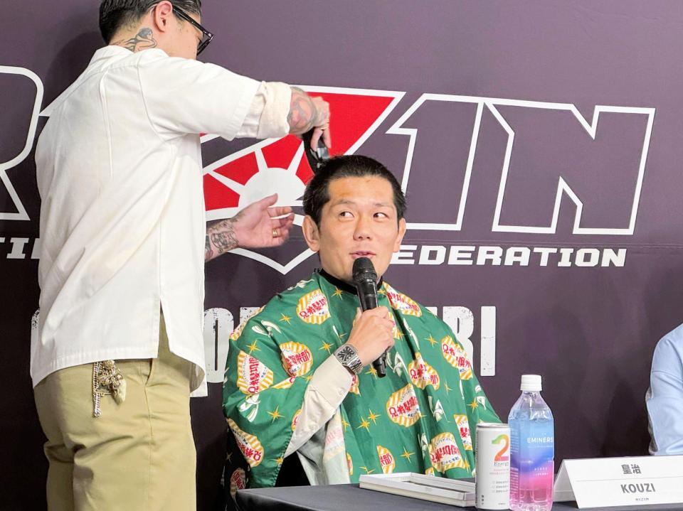 　会見で自ら丸刈りにした皇治