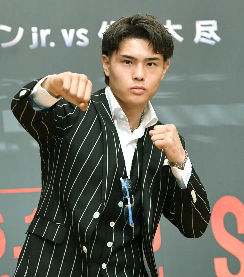 　拳を突き出す佐々木尽（撮影・佐藤厚）