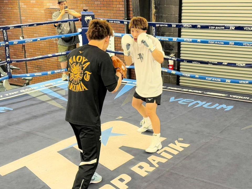 　米ラスベガスのトップランクジムで練習する井上尚弥（右）＝大橋ジム提供