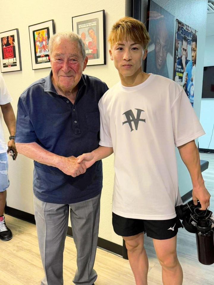 　トップランク社のボブ・アラムＣＥＯ（左）と再会した井上尚弥＝大橋ジム提供