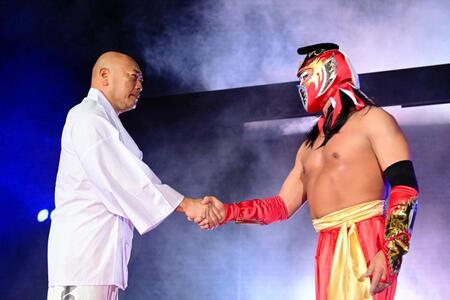 　電撃登場した新崎人生（左）との名タッグ復活が決まり、握手する新生ハヤブサ