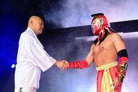 　電撃登場した新崎人生（左）との名タッグ復活が決まり、握手する新生ハヤブサ