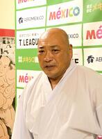 　盟友だったハヤブサの復活を見届け、涙を浮かべる新崎人生