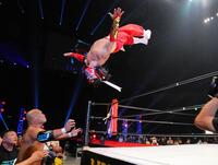 　場外の田中将斗にラ・ケブラーダを繰り出す新生ハヤブサ