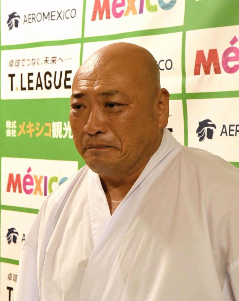 　盟友だったハヤブサの復活を見届け、涙を浮かべる新崎人生