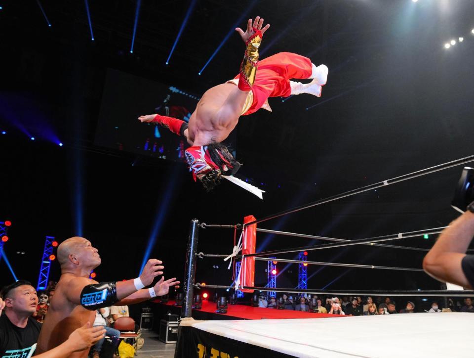 　場外の田中将斗にラ・ケブラーダを繰り出す新生ハヤブサ