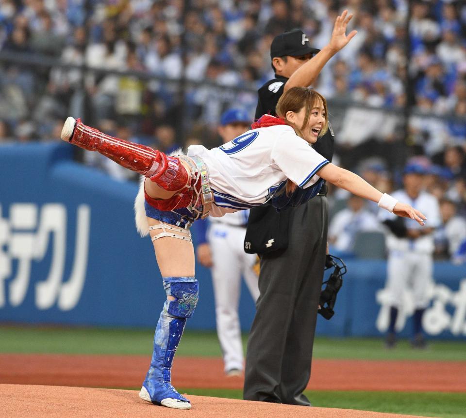 　始球式を務めた岩谷麻優＝２４年５月
