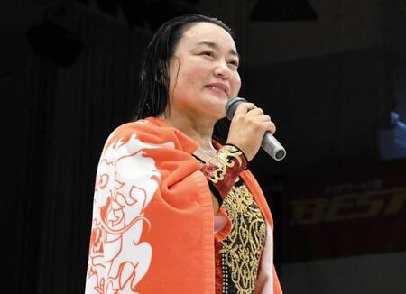 　引退セレモニーで涙を浮かべながらあいさつする里村明衣子