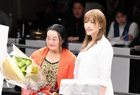 　里村明衣子（左）の引退セレモニーに駆けつけたブル中野