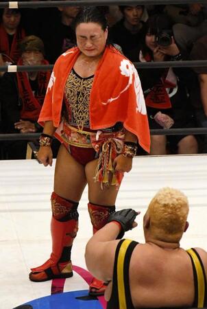 　長年の宿敵だったアジャ・コング（手前）から熱い惜別のコメントを贈られ、涙ぐむ里村明衣子