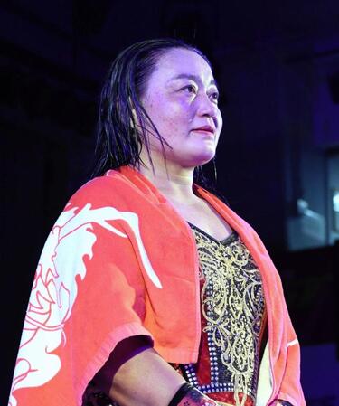 　万感の表情で１０カウントゴングを聞く里村明衣子