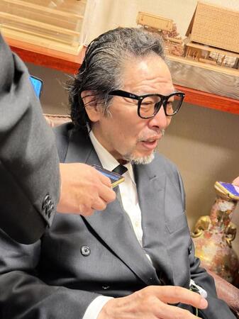 　新間寿さんの通夜に参列し、涙を浮かべて故人をしのぶ佐山聡