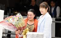 　里村明衣子（左）の引退セレモニーに駆けつけた北斗晶