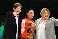 　里村明衣子（中央）の引退セレモニーに駆けつけた師匠の長与千種（右）とライオネス飛鳥