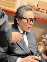 　新間寿さんの通夜に参列し、涙を浮かべて故人をしのぶ佐山聡