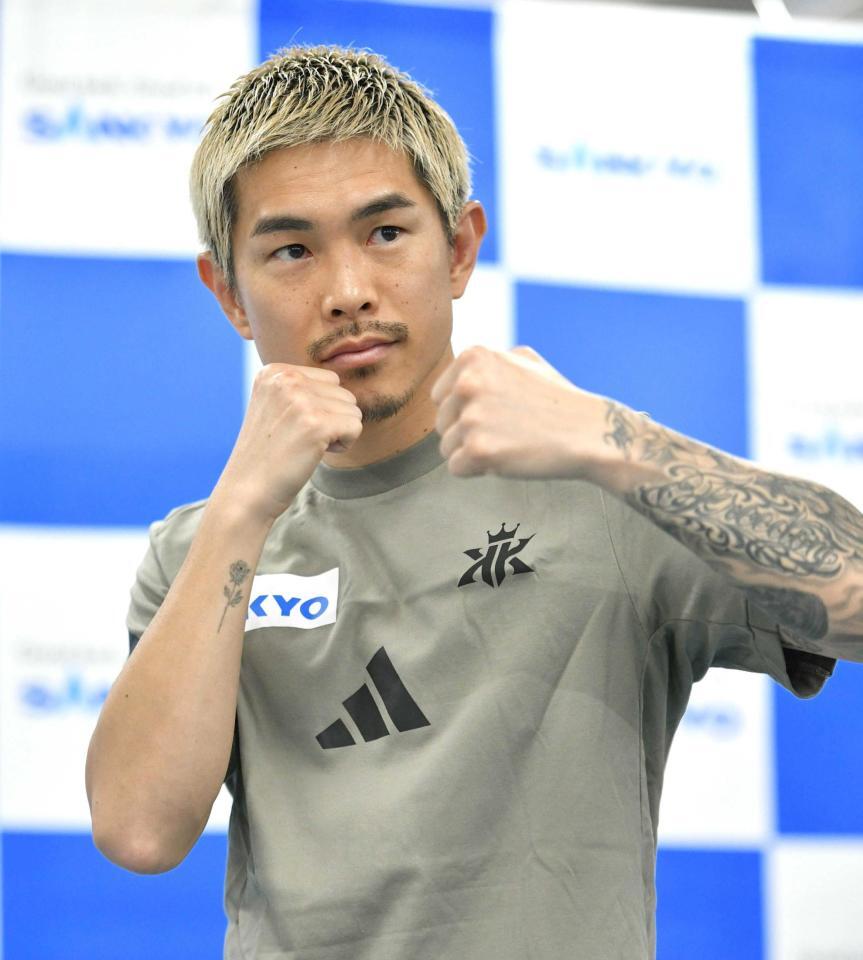 　会見を終え、ポーズを決める井岡一翔（撮影・持木克友）