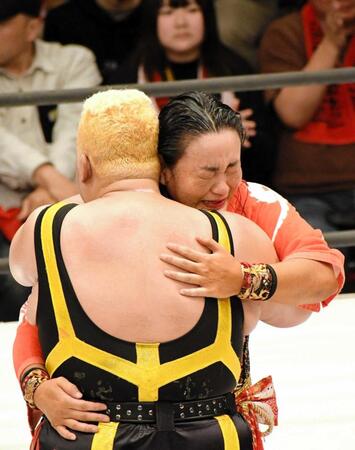 　若手時代から激闘を繰り広げたアジャ・コング（手前）と引退試合でぶつかり、涙を浮かべて抱擁する里村明衣子