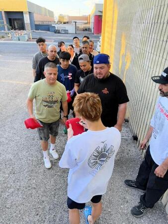 　現地調整での練習後、ジムの外に集まったファンにサインする井上尚弥（手前）＝大橋ジム提供