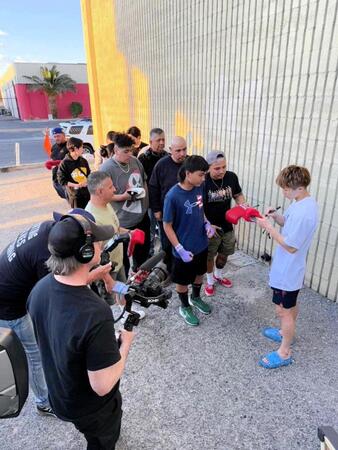 　現地調整での練習後、ジムの外に集まったファンにサインする井上尚弥（右端）＝大橋ジム提供