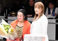 　里村（左）の引退セレモニーに駆けつけたブル中野