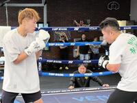 　トップランクジムで弟・拓真（右）とマスボクシングを行う井上尚弥（左）。大橋秀行会長（中央）も厳しい表情で見守る＝大橋ジム提供