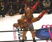 　里村明衣子の引退試合で里村を俵返しで引っこ抜く橋本千紘＝２９日