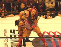 　里村明衣子（手前）の引退試合で、最後の対戦となった師匠にコブラツイストを仕掛ける橋本千紘＝２９日